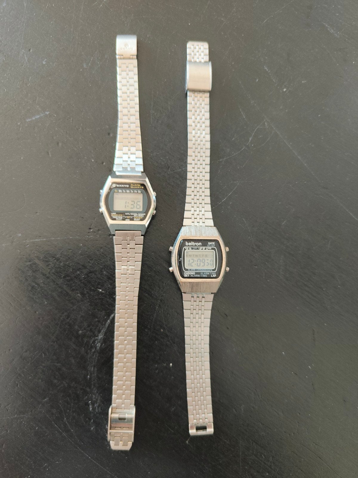 2 vintage LCD Quartz horloges jaren 80. Sanyo en Beltron., Overige merken, Staal, Met bandje, Polshorloge