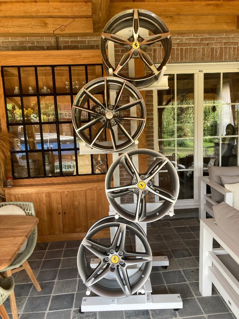Originele Ferrari velgen en stand Mancave, Ophalen, Zo goed als nieuw, Auto's