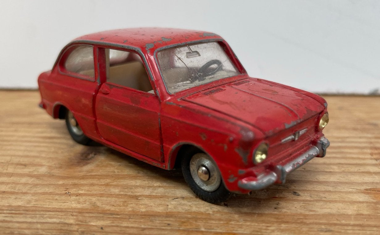Dinky Toys Fiat 850 - Vintage Speelgoedauto Rood, Hobby en Vrije tijd, Modelauto's | 1:43, Ophalen of Verzenden, Gebruikt