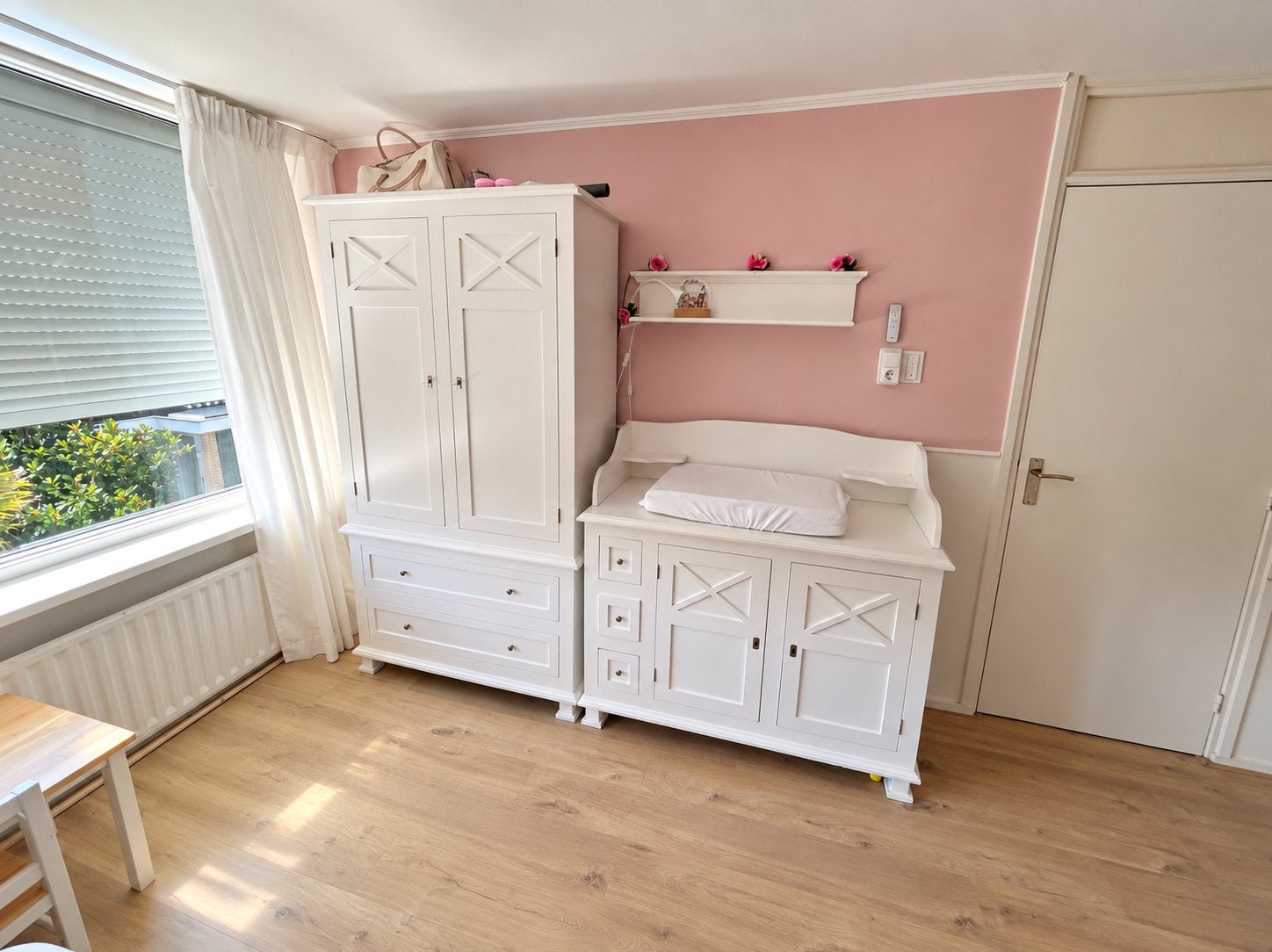 Zware witte houten babykamer kledingkast,commode & wandplank, Ophalen, Gebruikt, 50 tot 70 cm, 105 cm of meer