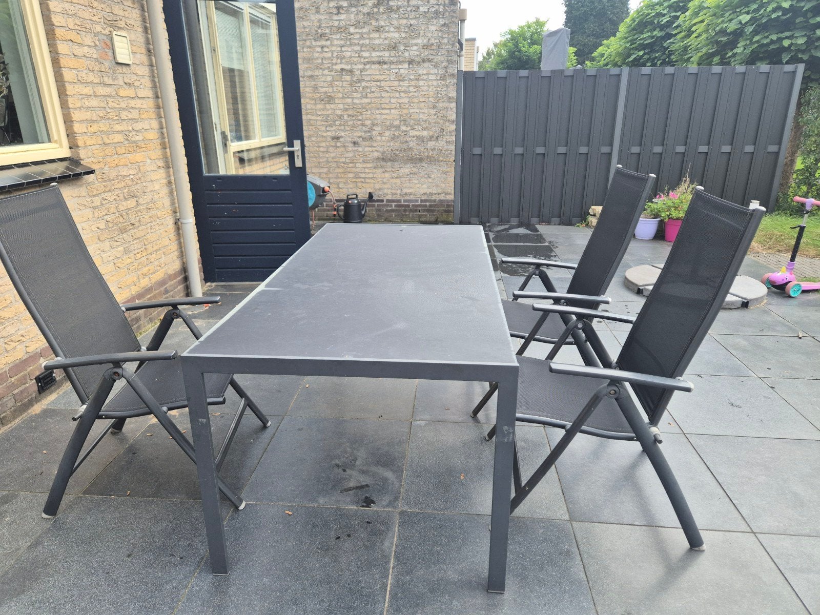 Foto 2 van gratis tuintafel met stoelen