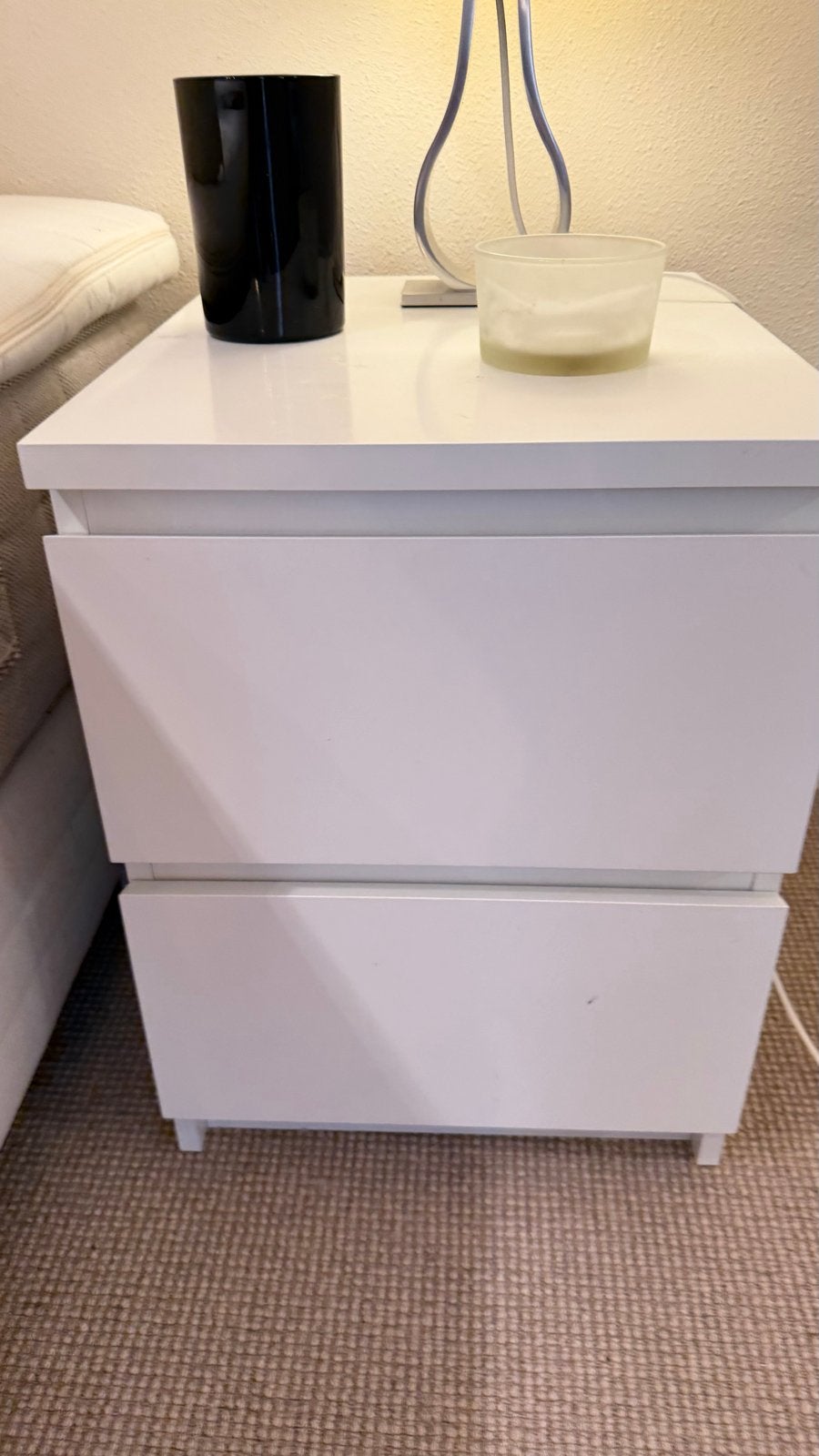 Wit en zacht groen Nachtkastjes met twee lades, Ophalen, Gebruikt, 55 tot 70 cm, 45 tot 65 cm