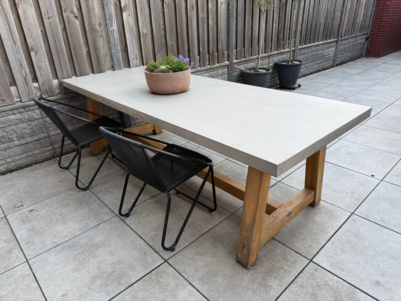 Robuuste tuintafel met betonnen blad en houten onderstel, Ophalen of Verzenden, Gebruikt, Rechthoekig, Hout