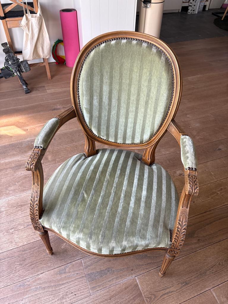 Antieke Louis XVI stijl stoel met groene velours bekleding, Antiek en Kunst, Antiek | Meubels | Stoelen en Banken, Ophalen