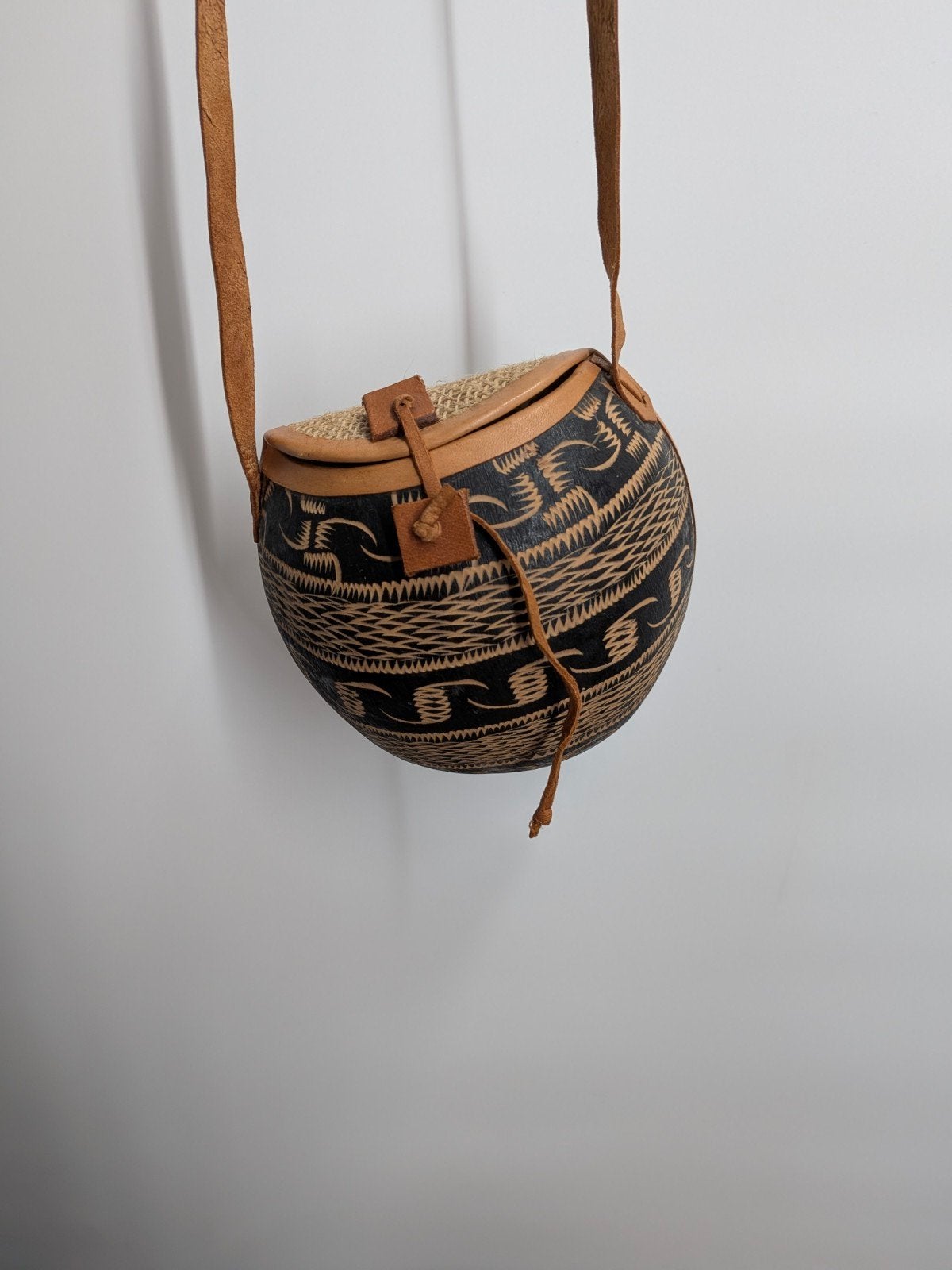 Boho/Etnisch Rond Schoudertasje met Ingesneden Patroon, Gebruikt, Bruin, Schoudertasje, Boho