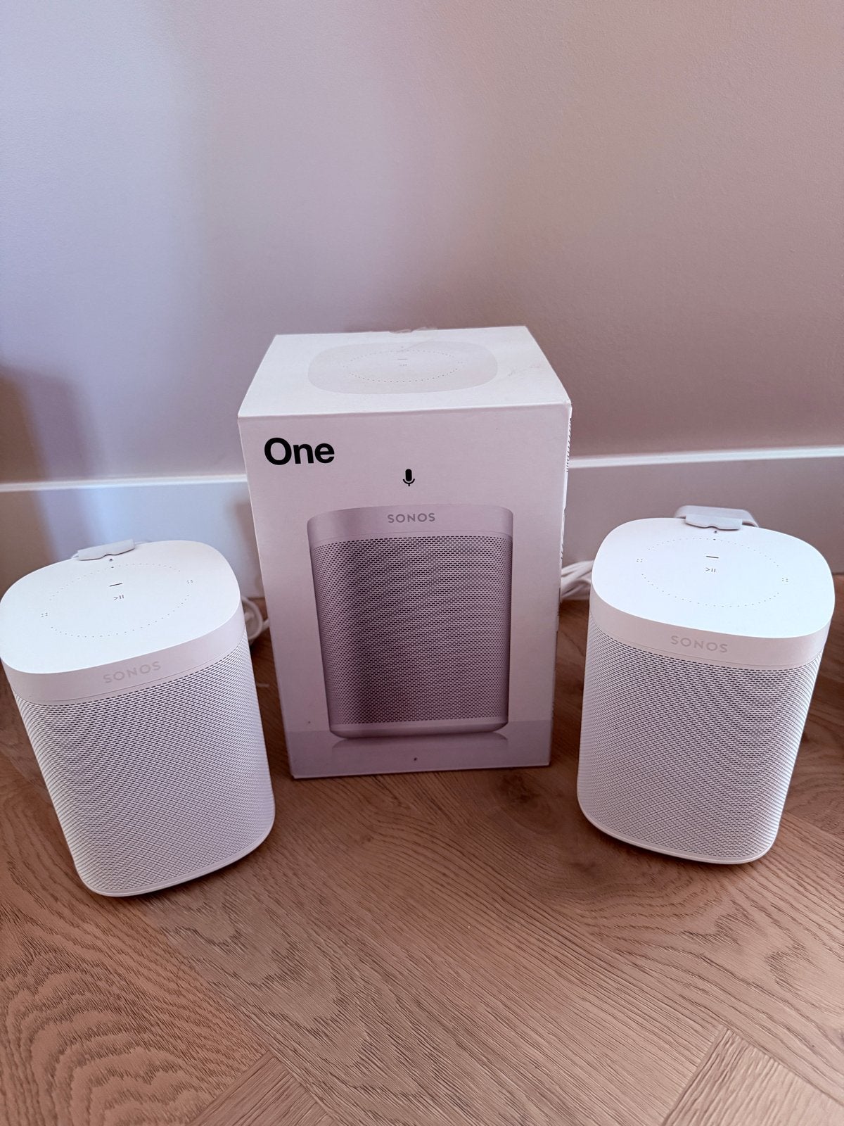 2x Sonos One (Gen 2) Wit met muurbeugels en spraakbediening, Slimme speaker, Inclusief muurbeugels, Ophalen of Verzenden, Zo goed als nieuw