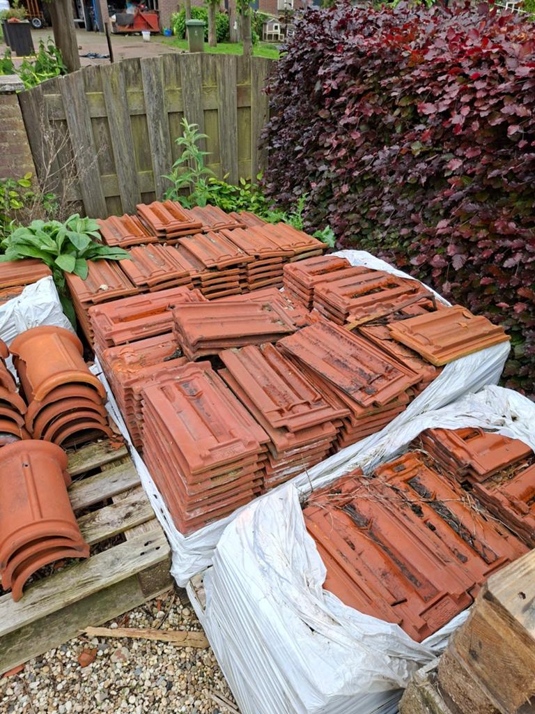 Rode gebakken mulderpannen en ronde nokvorsten, Ophalen, Gebruikt, Steen of Klei, 15 m² of meer