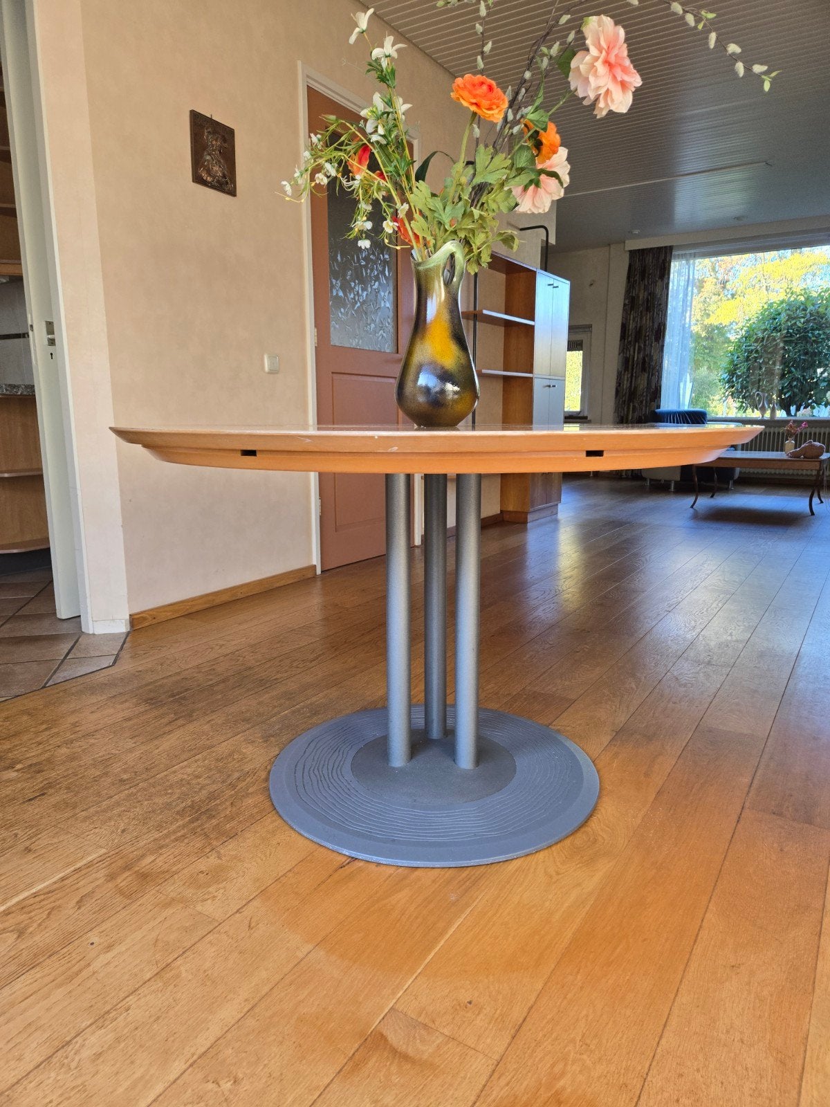 Leolux Trias eettafel met metalen onderstel, Gebruikt, Rond, Modern, Vier personen