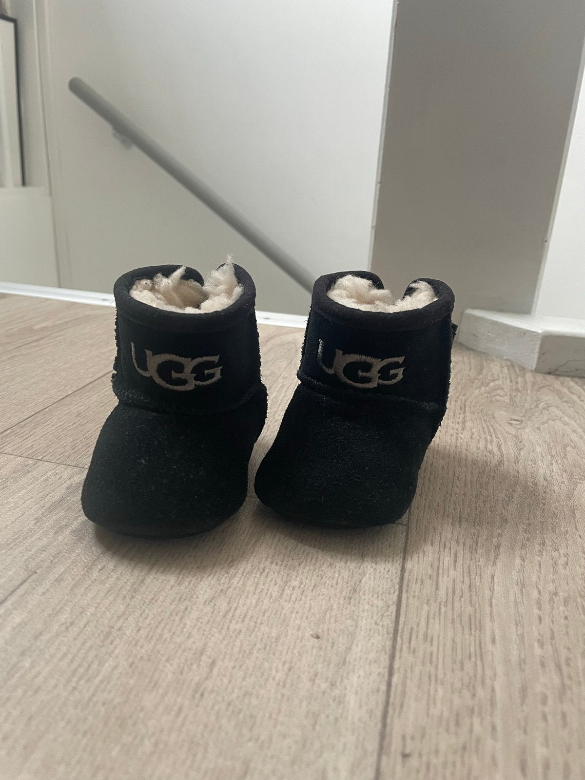 UGG babyslofjes zwart - maat 16, Slofjes, Gebruikt, Jongetje of Meisje, Ophalen of Verzenden