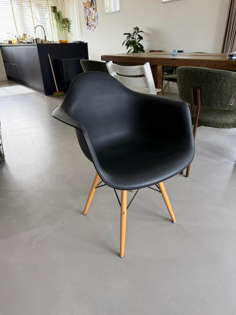 Eames DAW kuipje zwart houten onderstel, Ophalen, Zo goed als nieuw, Zwart, Eén