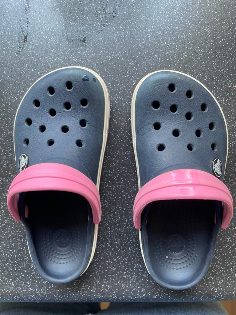 Crocs roze/blauw maat 10-11 (C10/C11), Kinderen en Baby's, Ophalen, Gebruikt, Jongen of Meisje, Schoenen