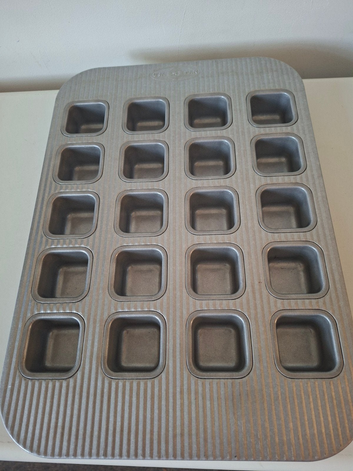 Bakvorm USA Pan voor 16 mini-vierkante cakes of brownies, Ophalen of Verzenden, Zo goed als nieuw, Taarten, Bakvorm