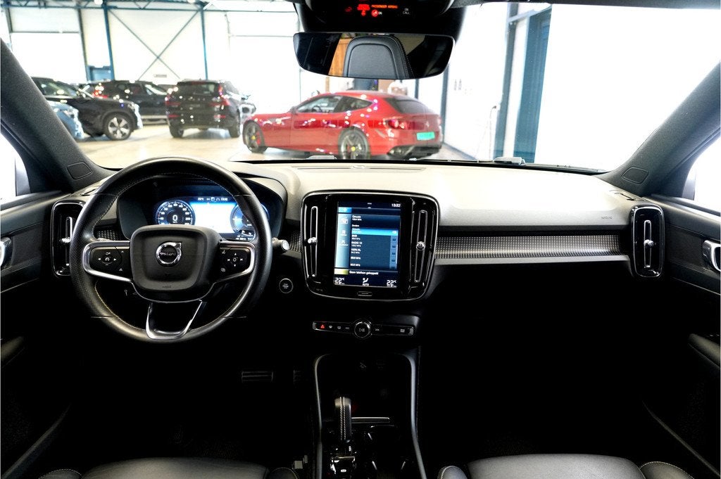 Volvo XC40 1.5 T5 Plug-in Hybrid 193kW/262pk DCT7 R-Design P, Met garantie (alle), Zwart, Hybride Elektrisch/Benzine, 3 cilinders
