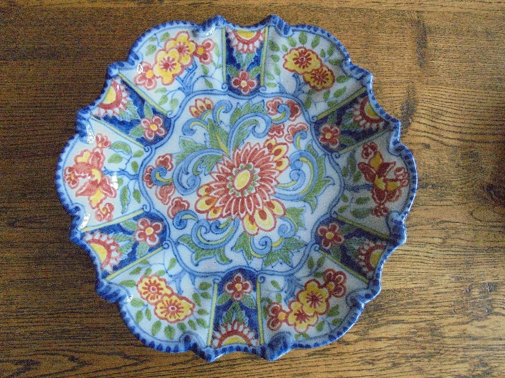 MAKKUM BORD MET VEEL KLEUREN, Antiek en Kunst, Antiek | Keramiek en Aardewerk, Ophalen of Verzenden