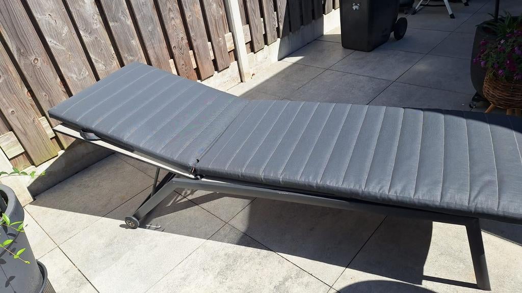 Ligbed met ligkussen, antraciet life, Tuin en Terras, Ophalen, Zo goed als nieuw, Aluminium, Verstelbaar