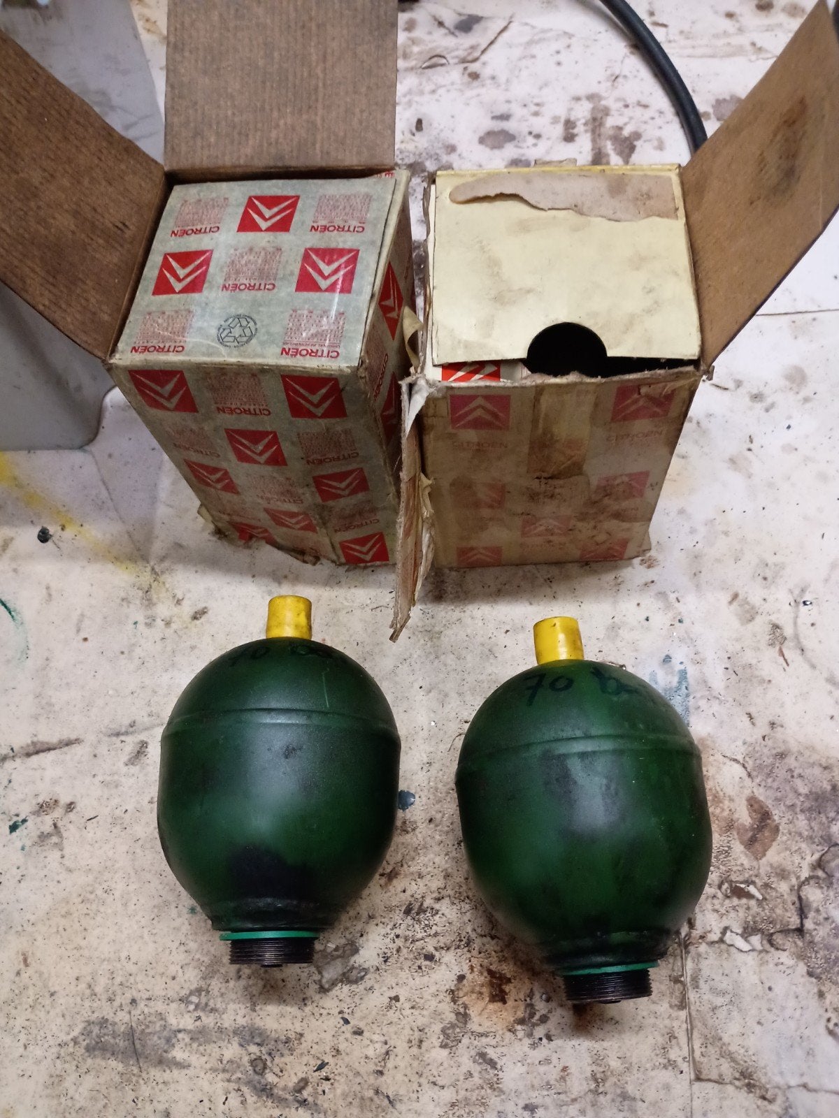 2 veerbollen citroen id ds 70 bar, Ophalen of Verzenden