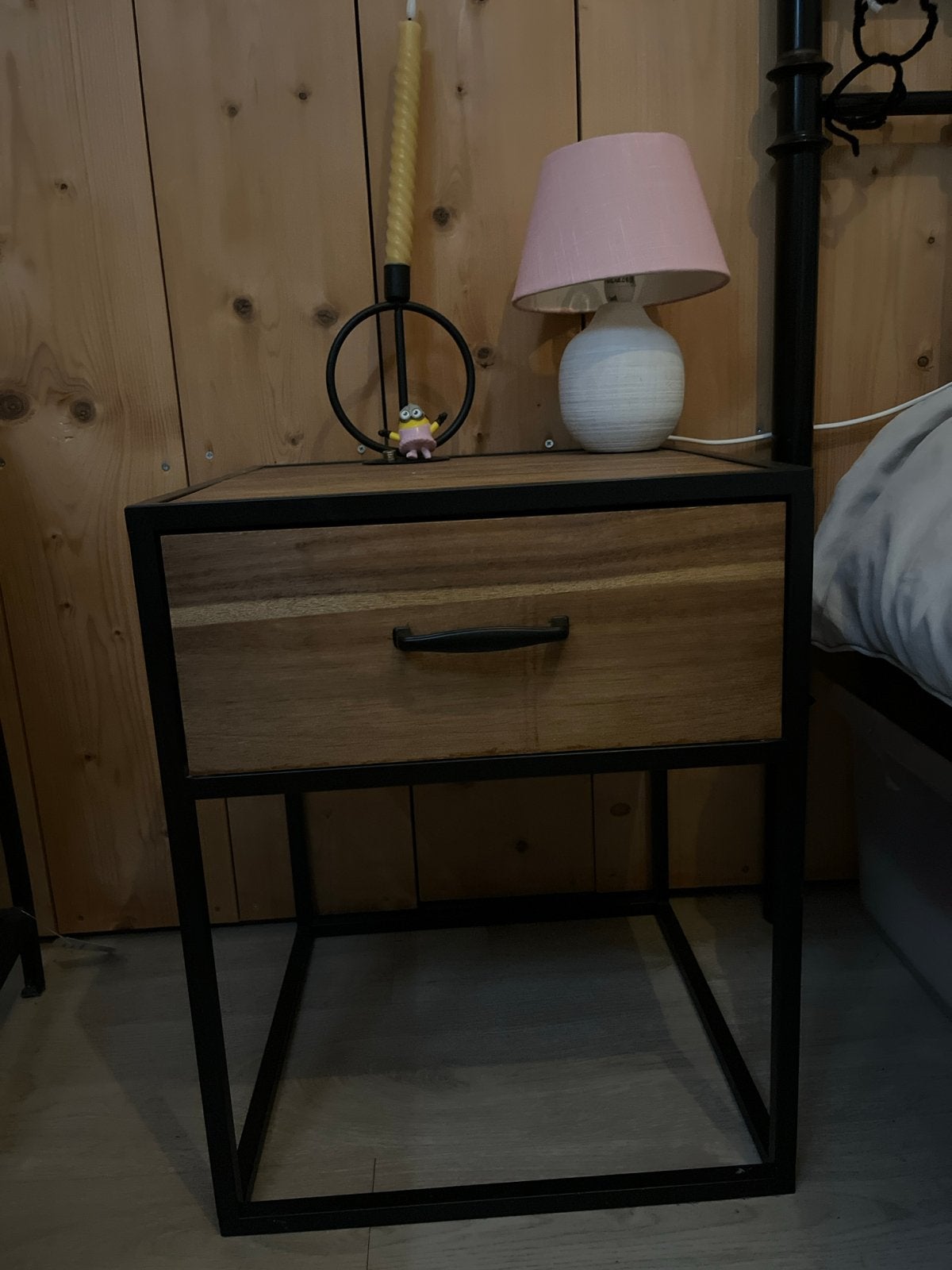 Nachtkastje met lade en metalen frame, Huis en Inrichting, Slaapkamer | Nachtkastjes, Zo goed als nieuw, 55 tot 70 cm, Minder dan 45 cm