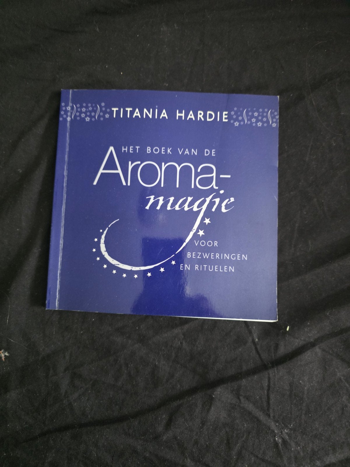 Het Boek van de Aromamagie - Titania Hardie, Boeken, Gelezen, Spiritualiteit algemeen, Ophalen of Verzenden, Titania Hardie