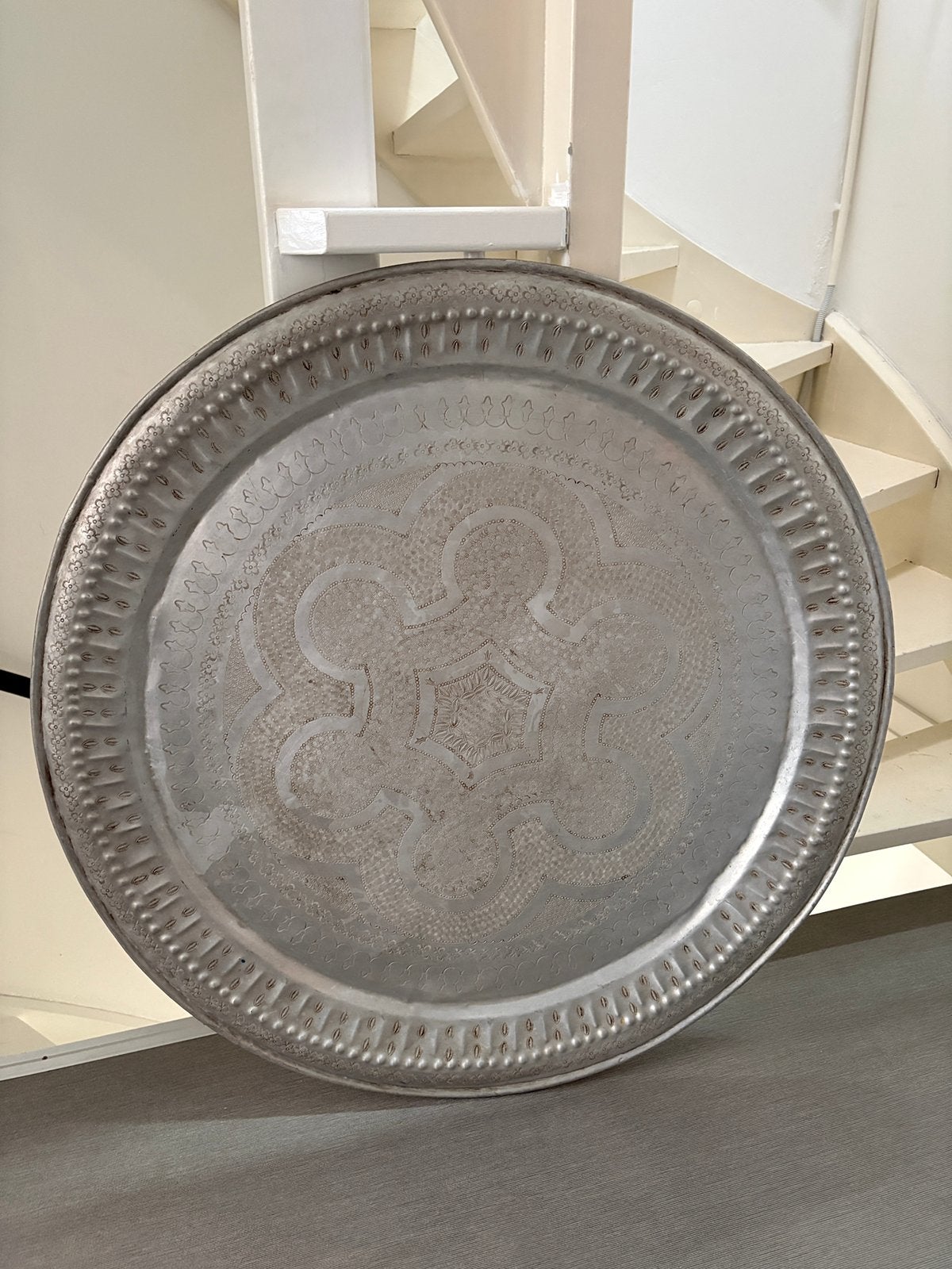 Groot handgeslagen Marokkaans dienblad gemaakt van aluminium, Huis en Inrichting, Woonaccessoires | Dienbladen, Ophalen, Rond