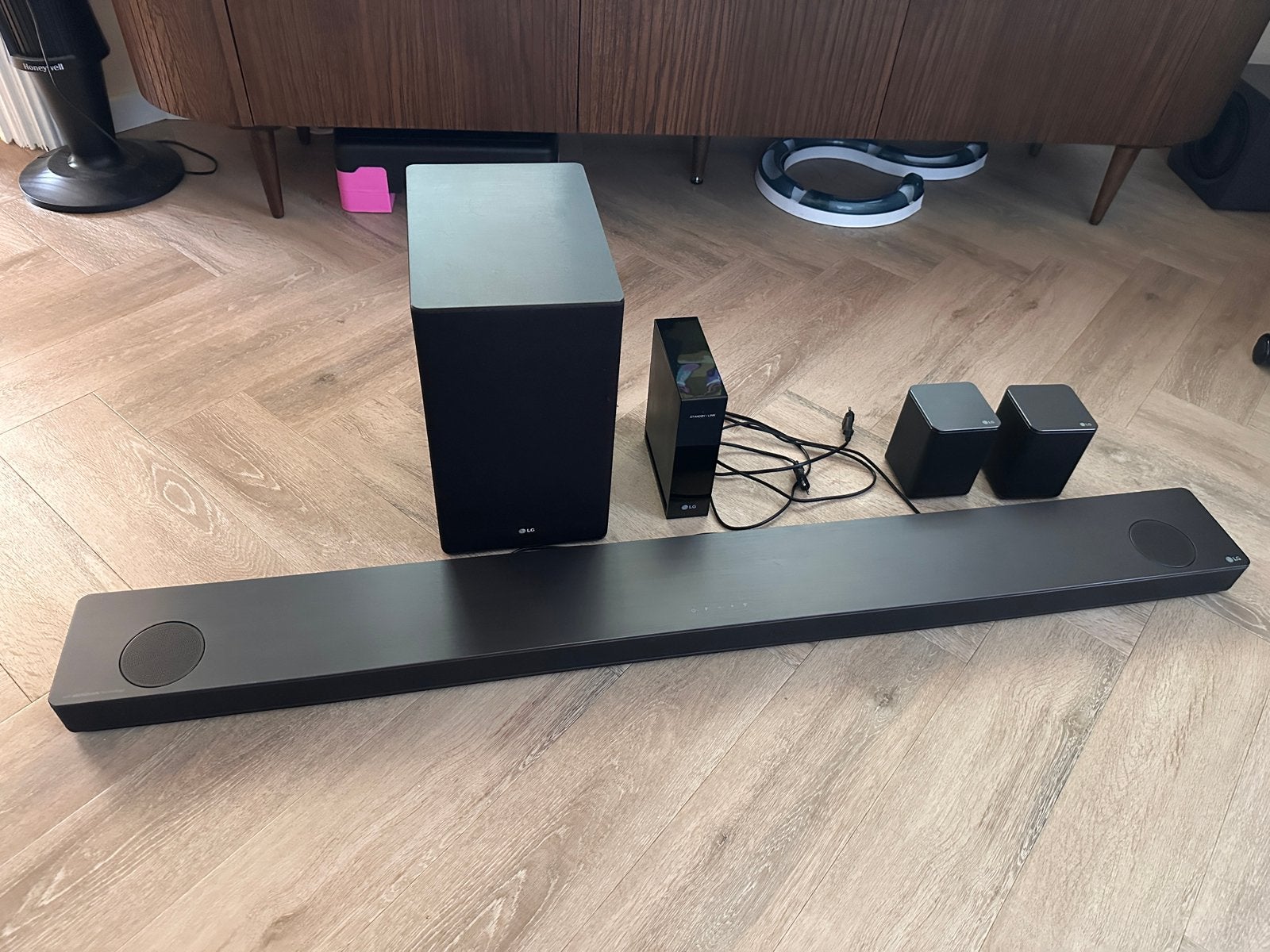 LG SK10Y Soundbar, Subwoofer en SPK8 achterspeakers, Ophalen, Bluetooth, Zo goed als nieuw