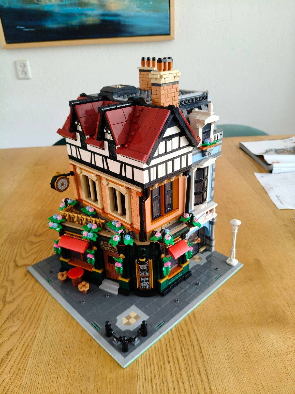 LEGO Icons 10350 Tudor Corner - Compleet met doos, Lego, Ophalen of Verzenden, Zo goed als nieuw, Icons