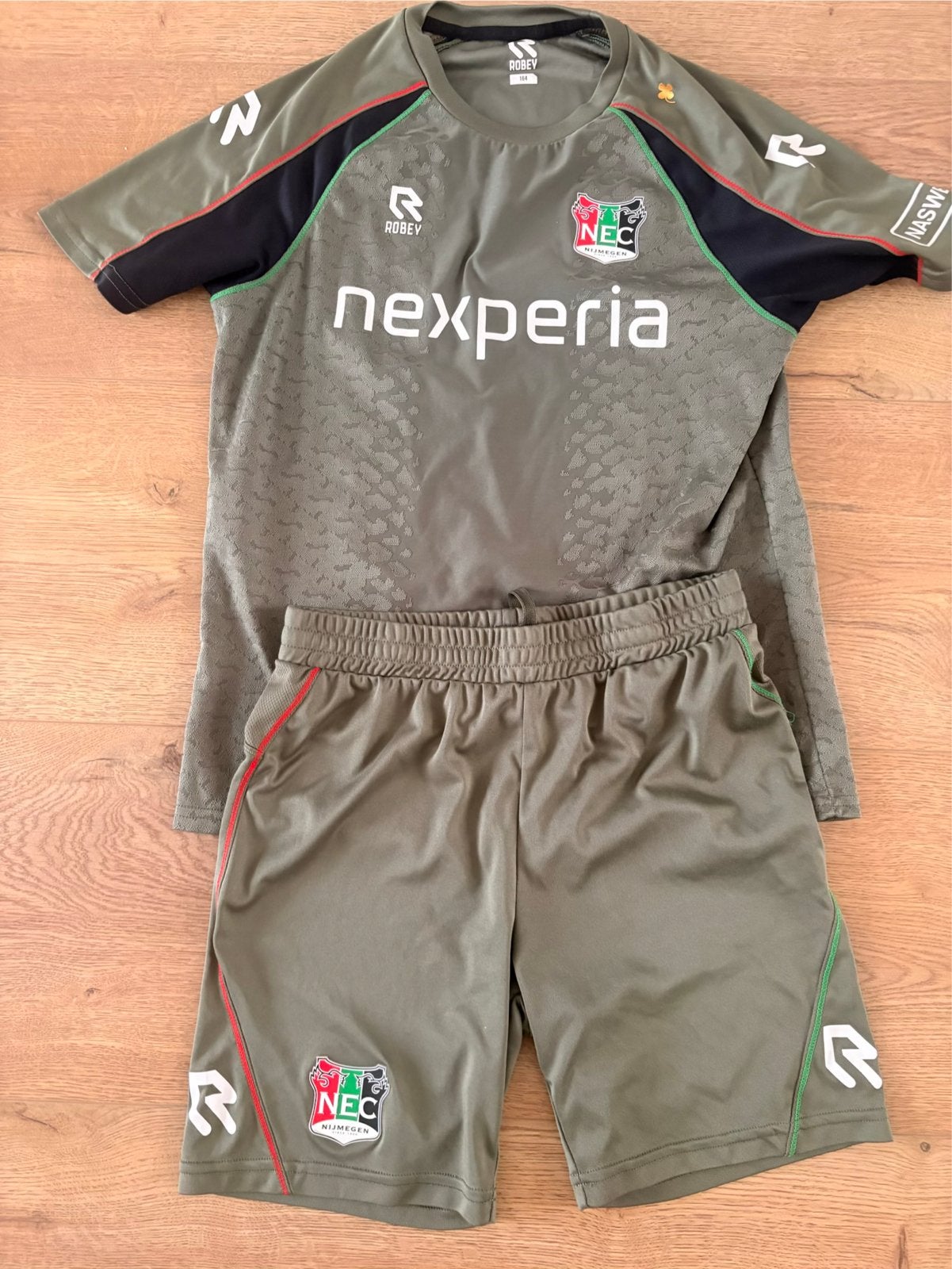 NEC trainings tenue - shirt en broekje maat 164, Maat XS of kleiner, Ophalen of Verzenden, Gebruikt, Set