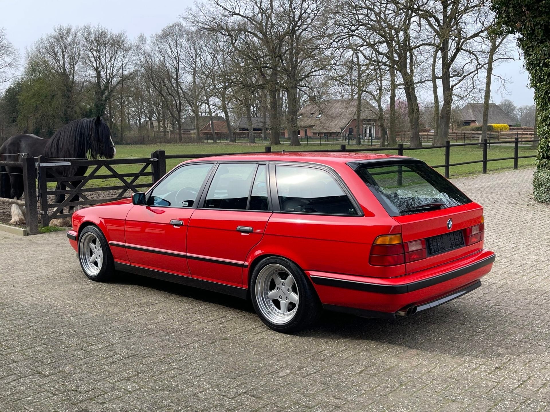 BMW M5 Touring E34 Mugello Red, foto 9