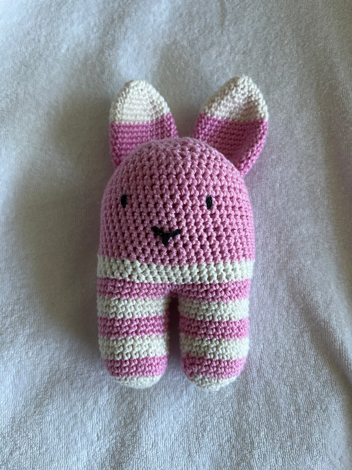 Nieuwe gehaakte roze konijnenrammelaar, Ophalen of Verzenden, Nieuw, Rammelaar