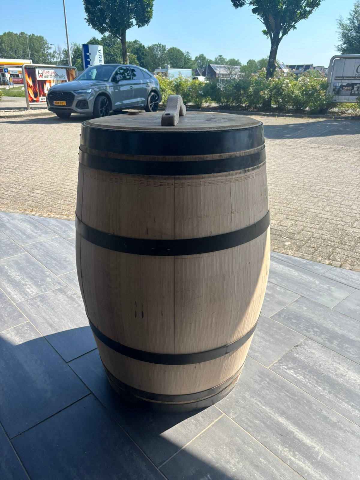 Mooie blanke regenton met zwarte banden, Ophalen, 150 liter of meer, Zo goed als nieuw, Bb