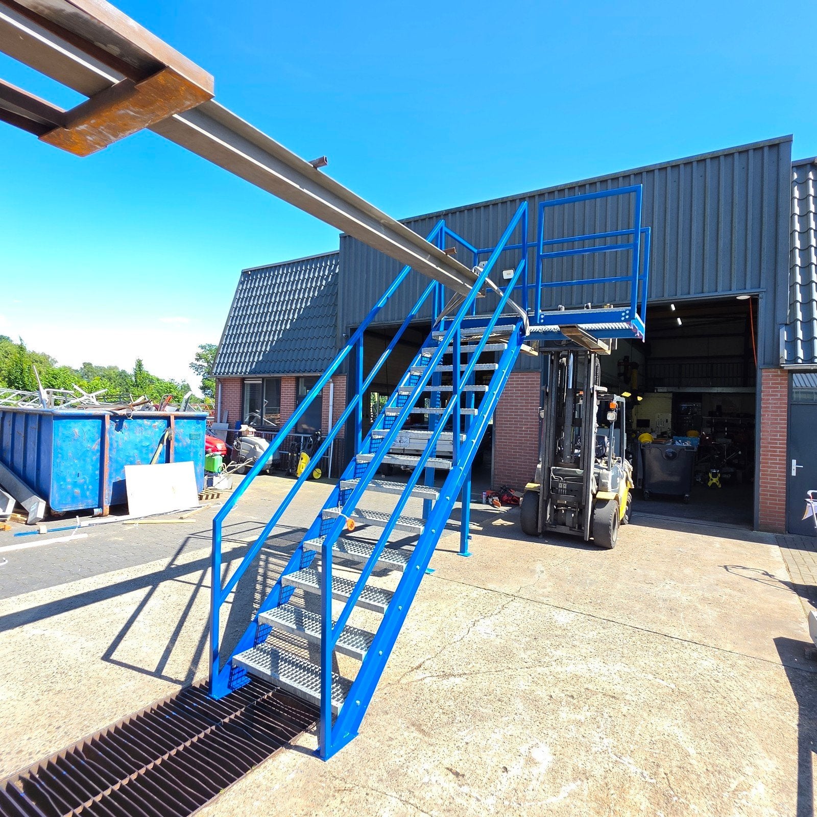 Stalen trap met  bordes blauw hoog 2,8mtr nor107, Ophalen, Zo goed als nieuw, 2 tot 4 meter