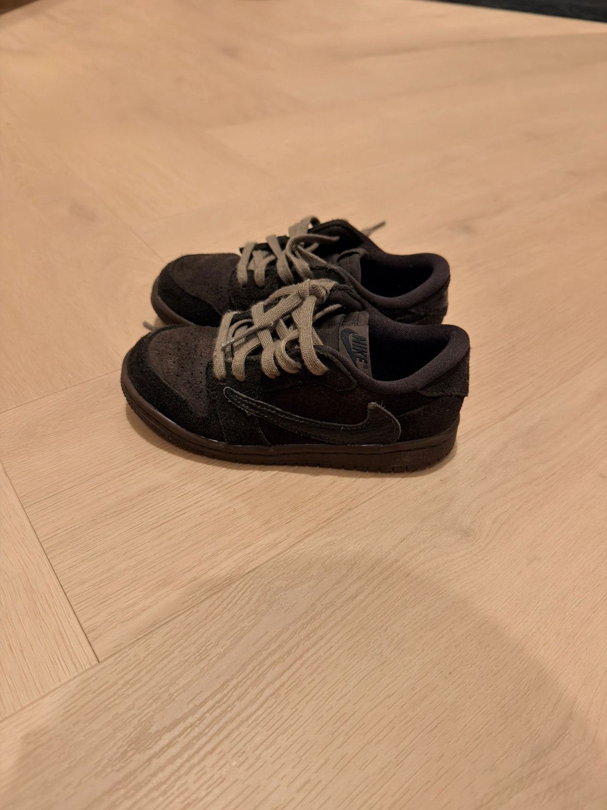 Travis Scott x Nike sneakers voor kinderen - Nieuwstaat, Kinderen en Baby's, Ophalen of Verzenden, Zo goed als nieuw, Jongen of Meisje