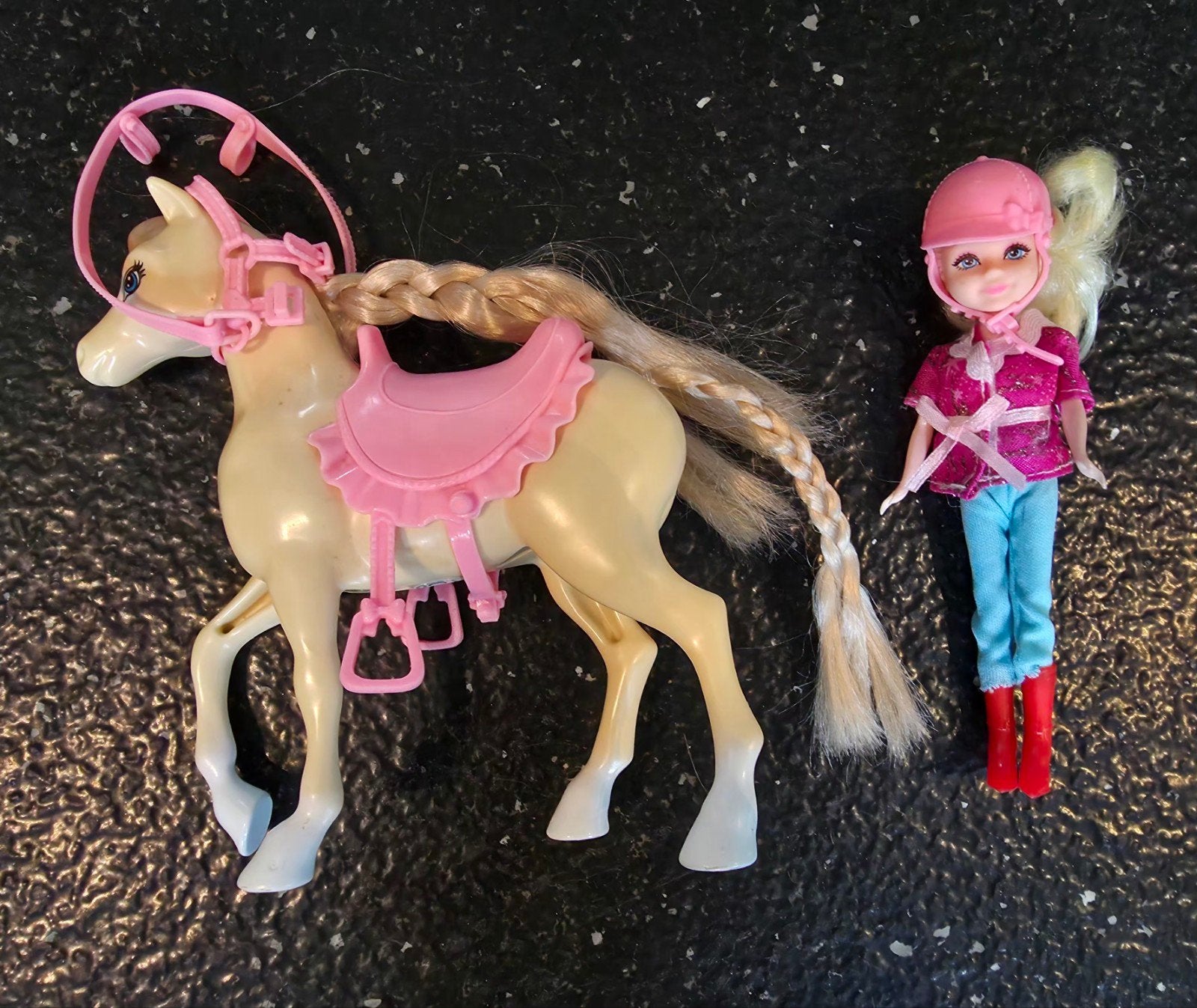 Barbie-achtige pop met paard en accessoires, Ophalen of Verzenden
