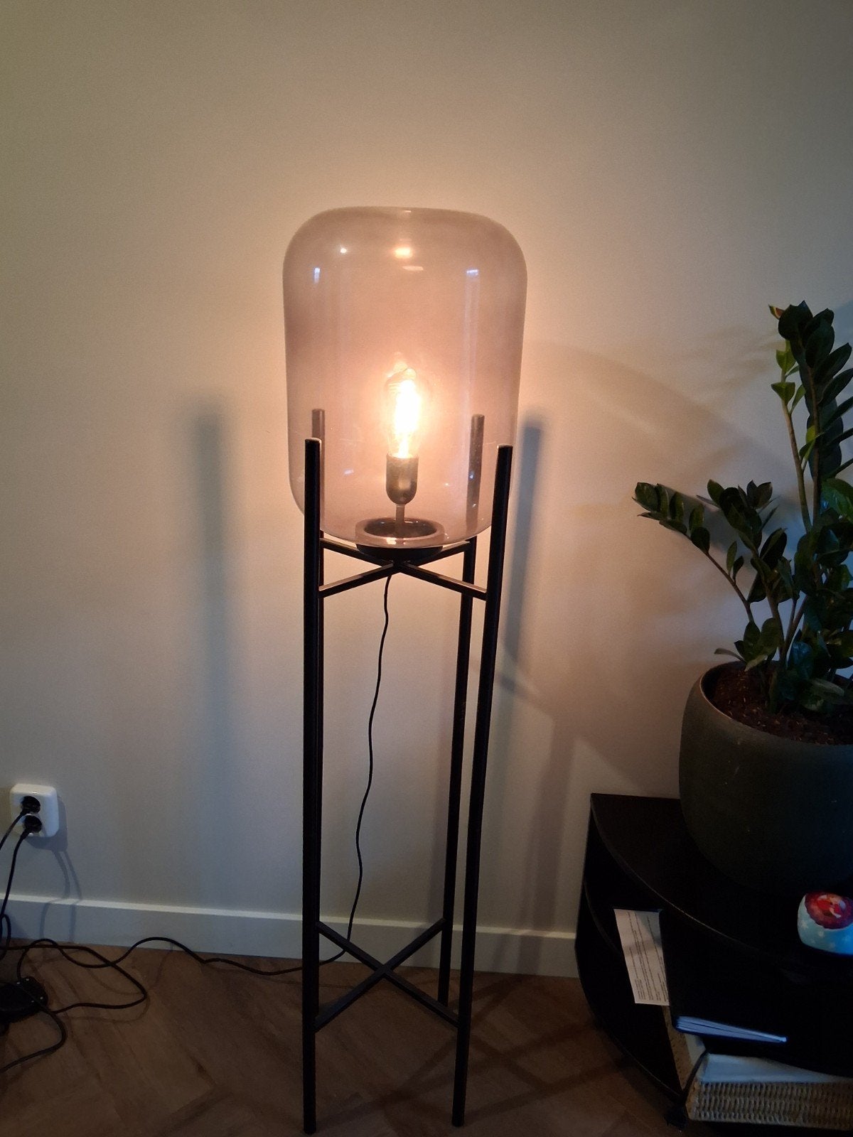 Hoge vloerlamp zwart metaal met glazen kap – industrieel, Ophalen, E27 (groot), Zo goed als nieuw, Glas