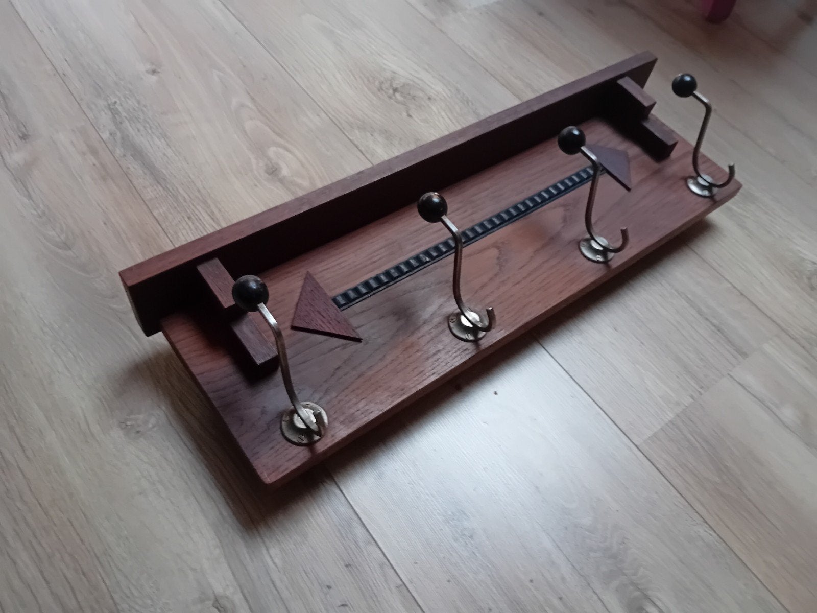 Mooie eiken Amsterdamse School kapstok. Lengte 75 cm., Ophalen