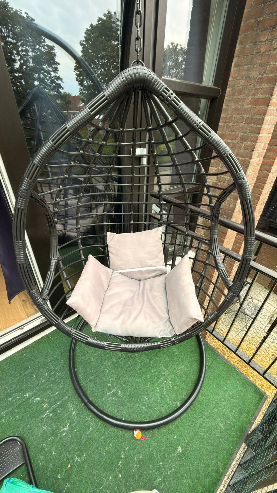 Hangstoel / Ei-stoel met standaard zwart, inclusief kussens, Tuin en Terras, Tuinstoelen, Ophalen, Zo goed als nieuw, Rotan