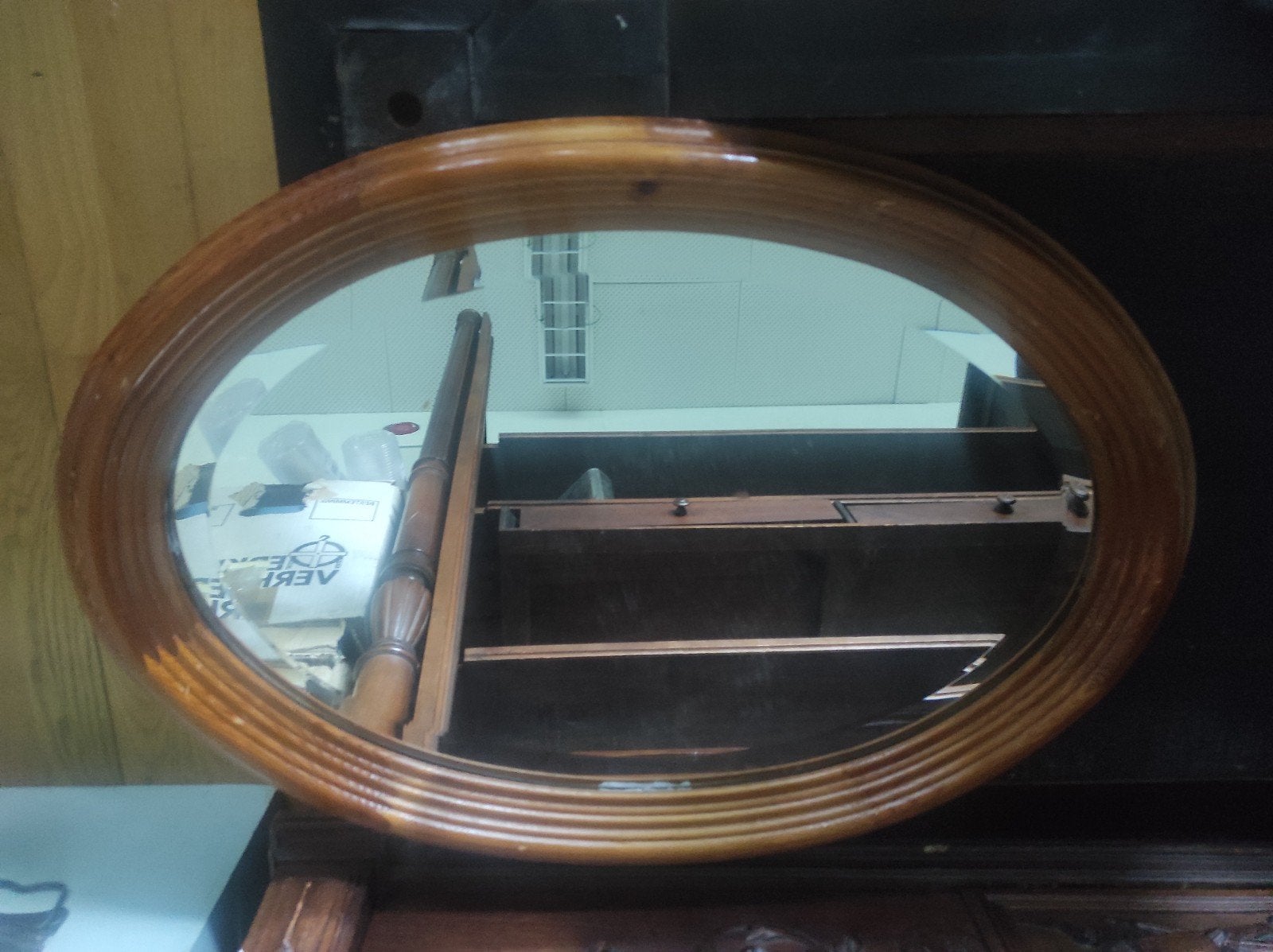 Ovale geslepen spiegel met houten frame, Ophalen of Verzenden, Ovaal, 50 tot 100 cm, Minder dan 100 cm