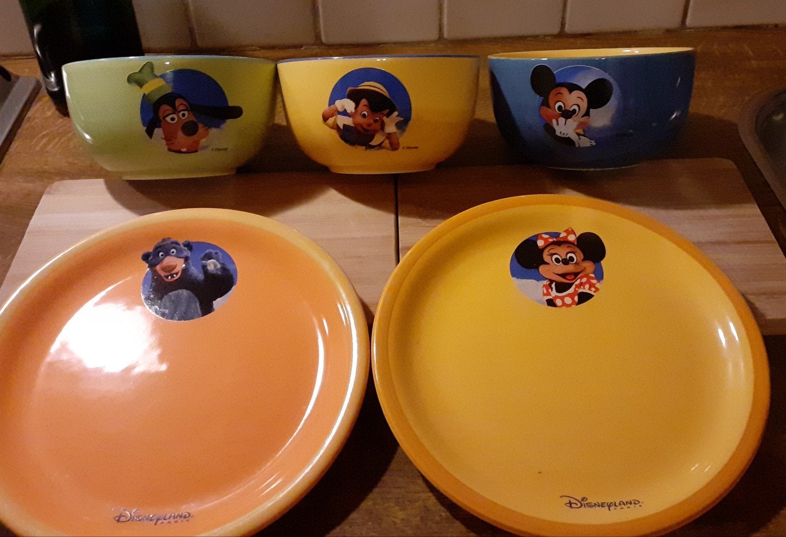 2 Disney bordjes en 3 Disney schaaltjes. Niet gebruikt., Ophalen of Verzenden, Overige figuren, Servies