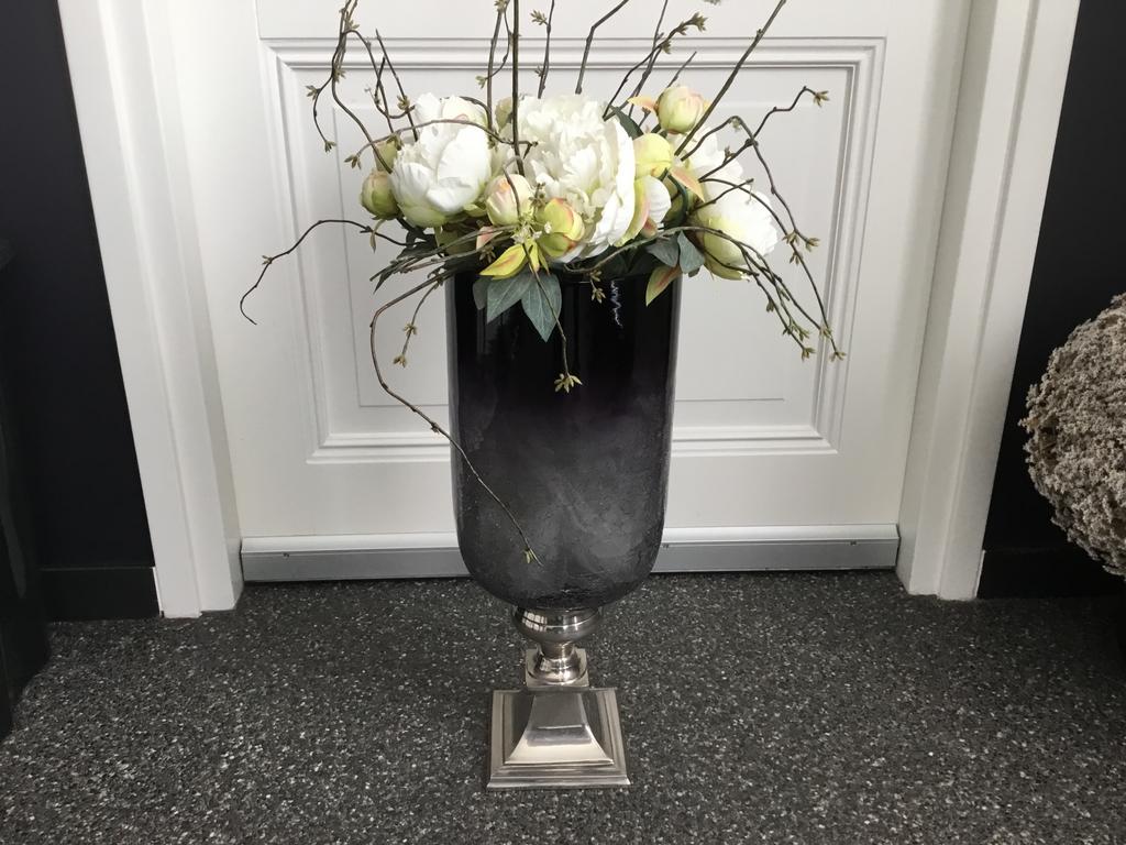 Mooie grote glazen bloempot met zilverkleurige voet, Ophalen, Zwart, Glas, Landelijk
