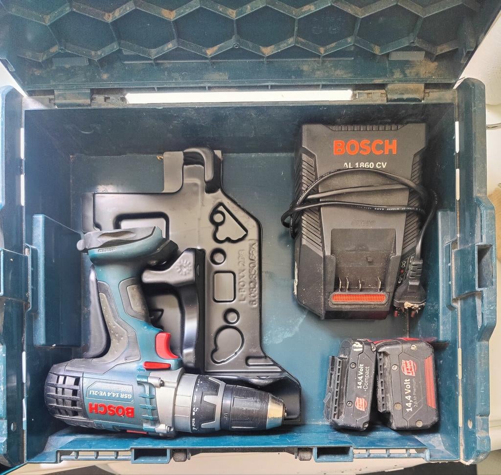 Bosch Boormachine met oplader en twee accu's in koffer, Doe-het-zelf en Verbouw, Gereedschap | Boormachines, Ophalen of Verzenden