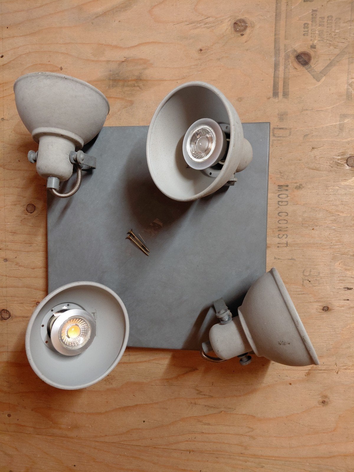 Grijze plafondspot met 4 GU10 LED lampen, Ophalen, Gebruikt