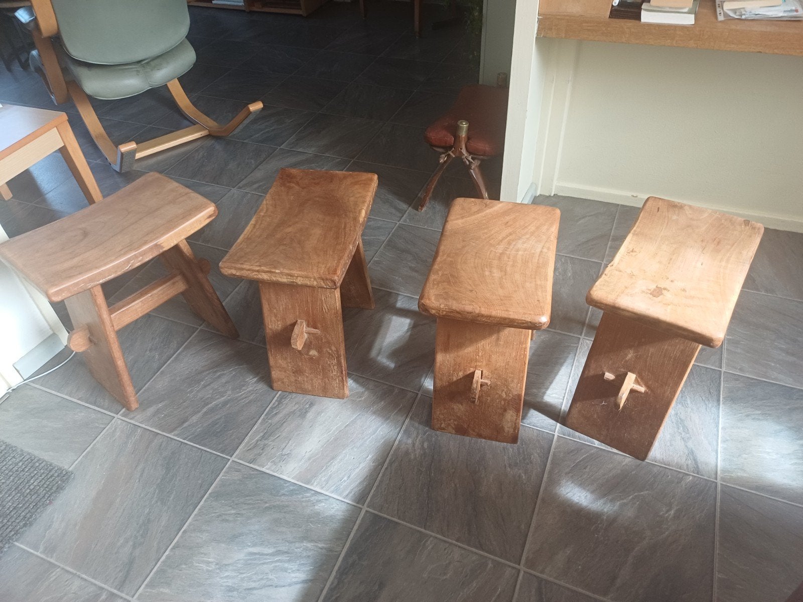 Houten krukjes, Ophalen, Hout
