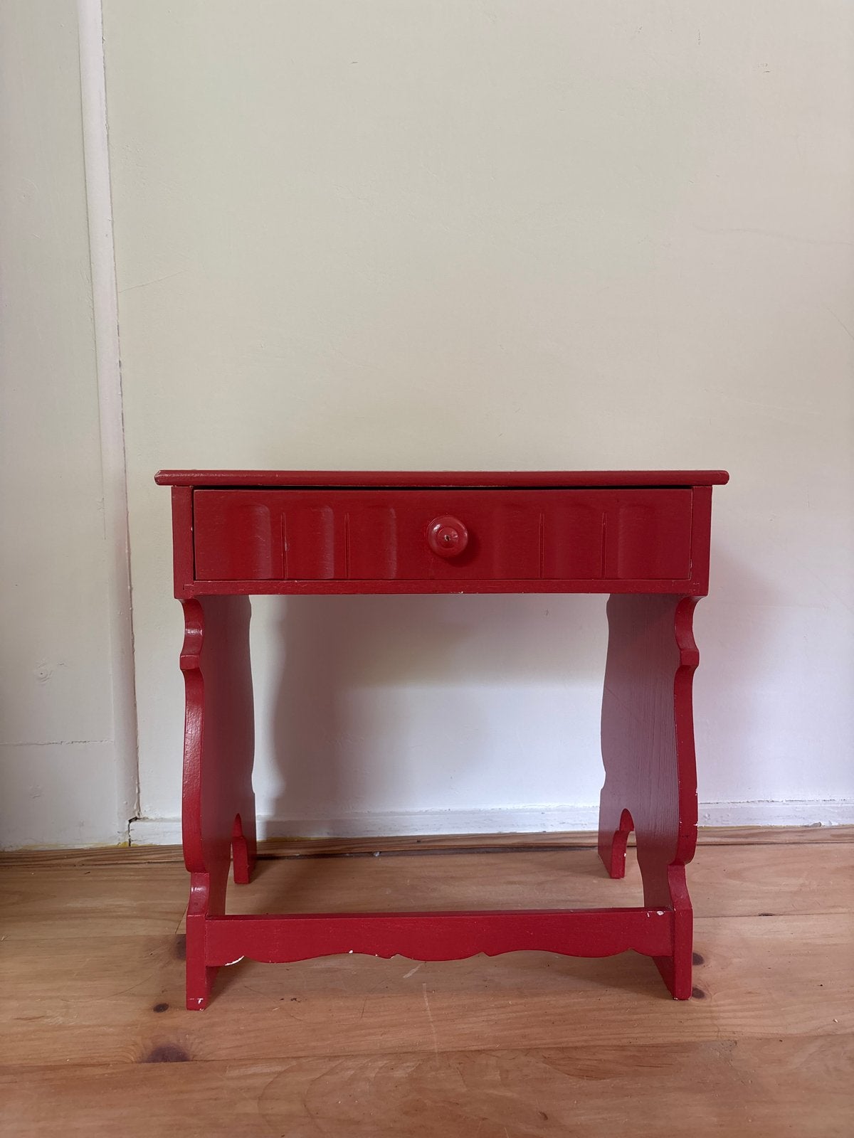 Rood houten bijzettafeltje/nachtkastje met lade, Ophalen