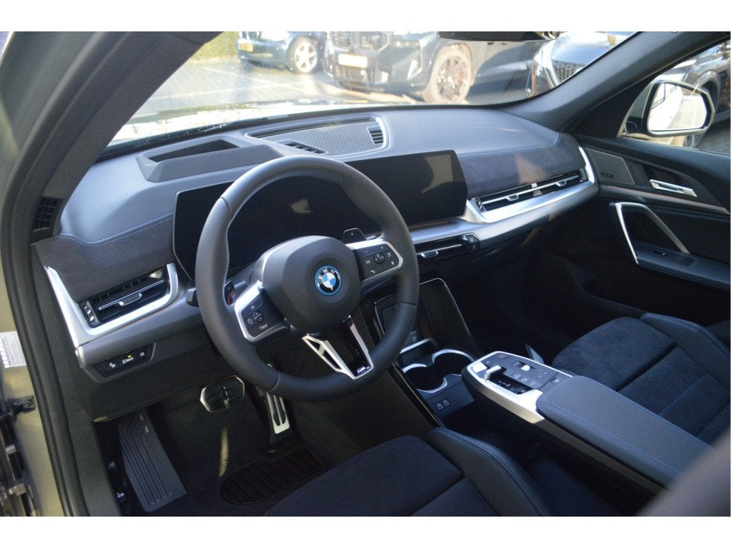 BMW X1 xDrive25e High Executive M Sport Automaat / Panoramad, Auto's, BMW, 136 pk, Met garantie (alle), Stoelverwarming, Bedrijf