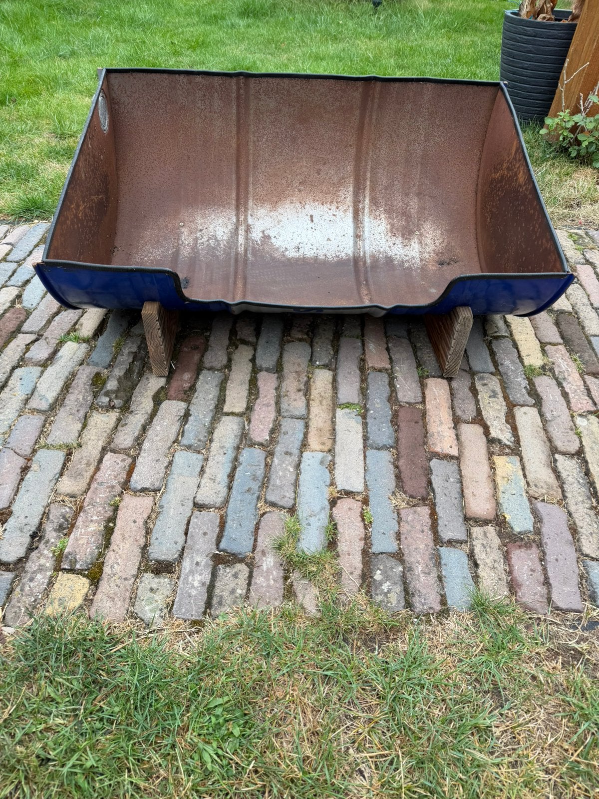 Olievat hondebak, Ophalen, Gebruikt