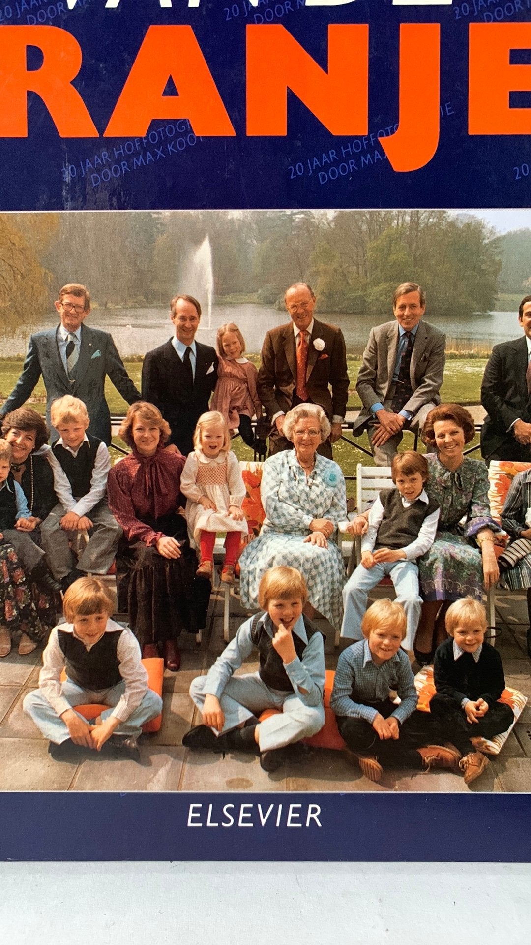 Familiealbum van de Oranjes - Max Koot, Ophalen of Verzenden, Zo goed als nieuw, Nederland, Tijdschrift of Boek