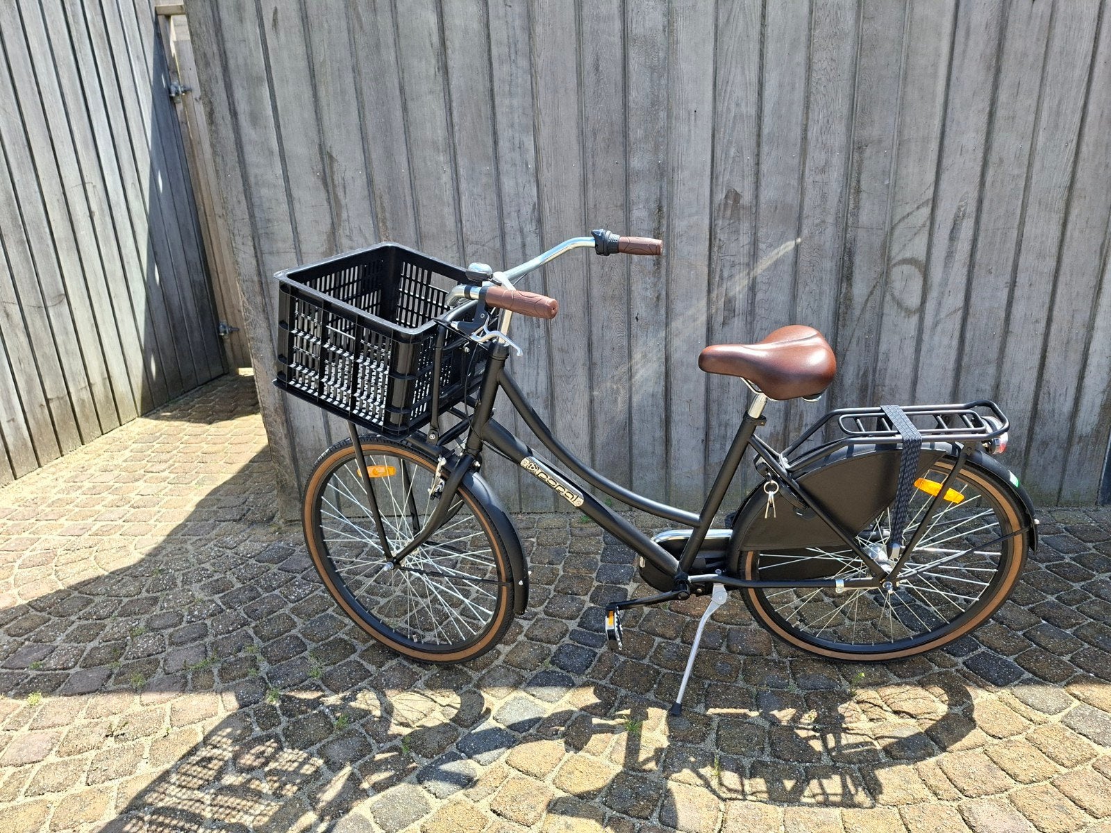 popal basic zwarte fiets bijna nieuw met kratje erop, Terugtraprem, Versnellingen, Zo goed als nieuw, Popal