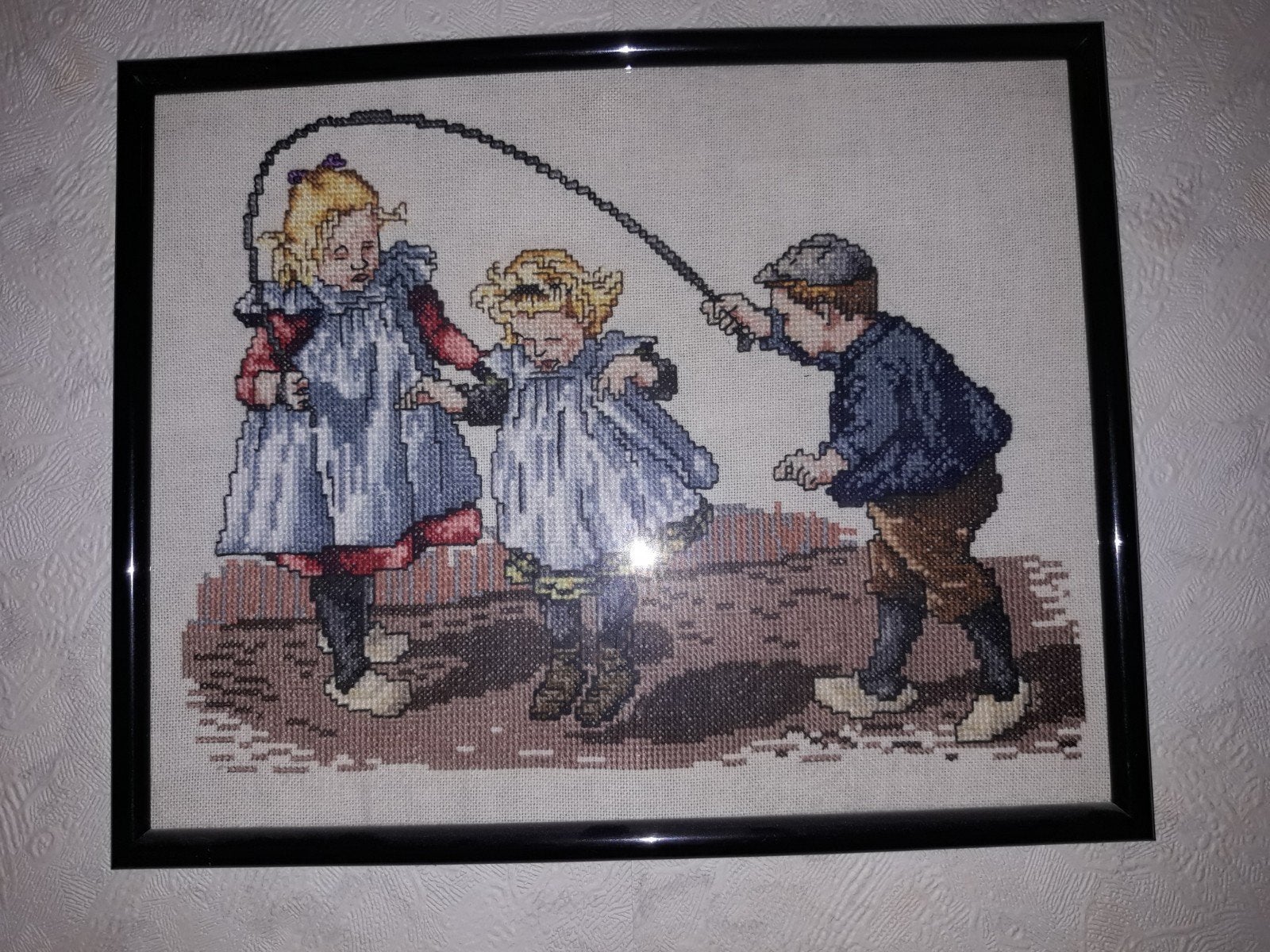 OT en SIEN "touwtje springen" of  '"spelen" geborduurd., Hobby en Vrije tijd, Ophalen of Verzenden, Overige typen