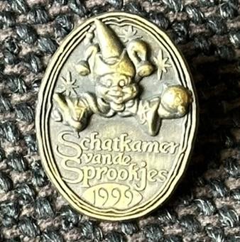 Efteling pin Schatkamer van de sprookjes genummerd, Verzamelen, Efteling, Ophalen of Verzenden, Zo goed als nieuw, Button of Speldje
