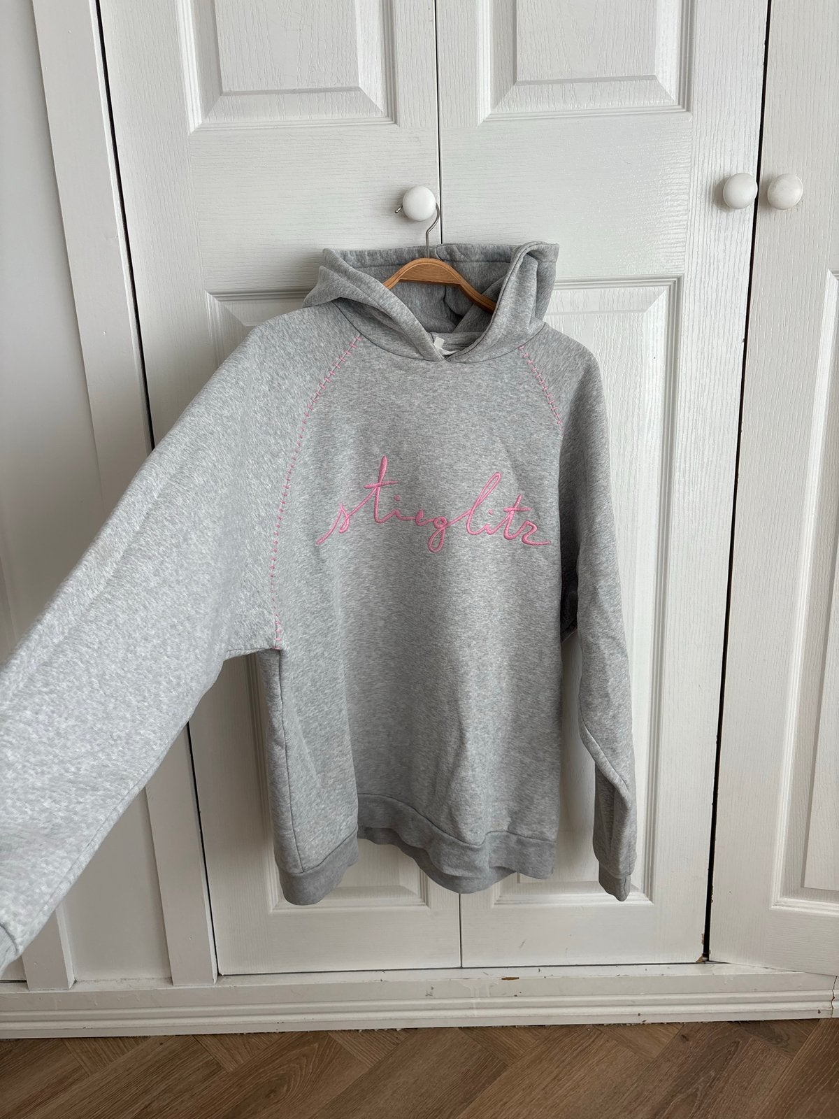 Stieglitz hoodie grijs met roze stiksels - Maat M, Verzenden, Zo goed als nieuw, Maat 38/40 (M), Grijs