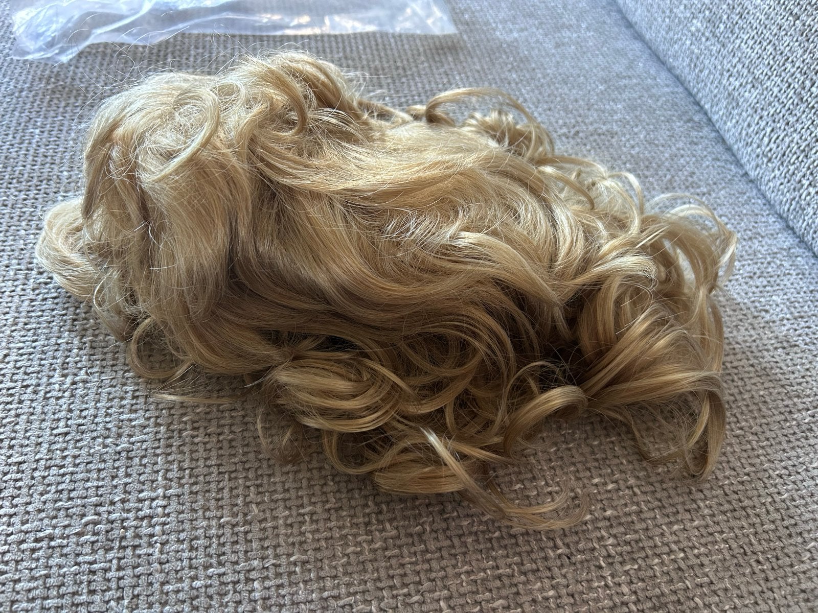 Blonde krullende pruik - feest of carnaval, Ophalen of Verzenden, Nieuw, Carnaval, Accessoires